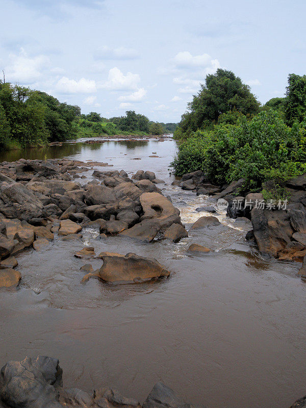 姆巴里河，就在博阿利瀑布之后，中非共和国- Les Chutes de Boali